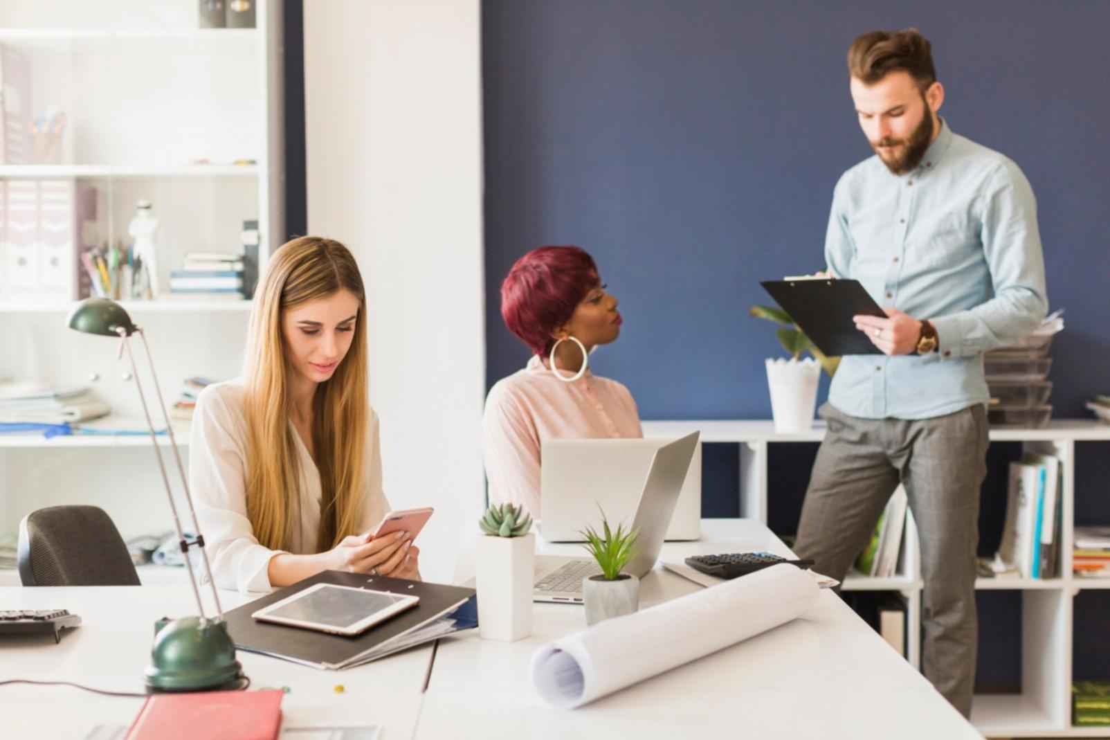 Étudiant concentré sur son apprentissage personnalisé